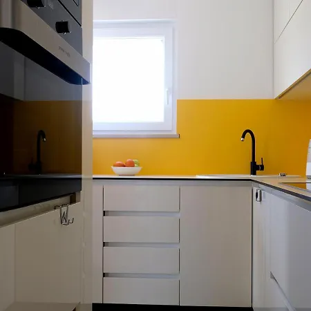 Apartament No 12 *