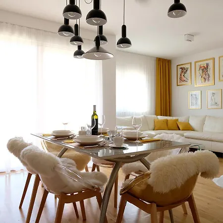 Apartament No 12 *